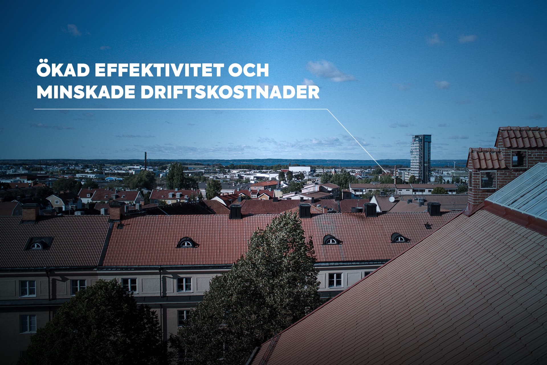 En stadsbild som visar tak av flera byggnader under en klarblå himmel, med texten “Ökad effektivitet och minskade driftskostnader” i vitt. I bakgrunden syns en hög byggnad och träd.